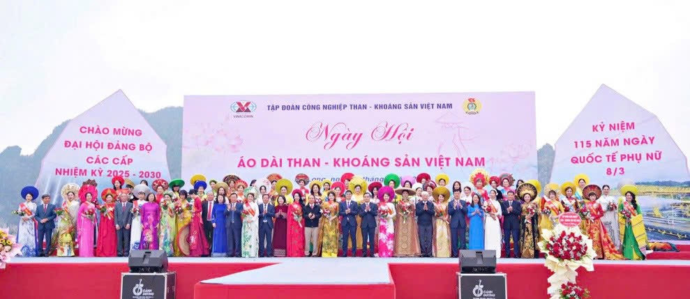 Duyên dáng áo dài Quacontrol tỏa sáng bên bờ di sản Vịnh Hạ Long