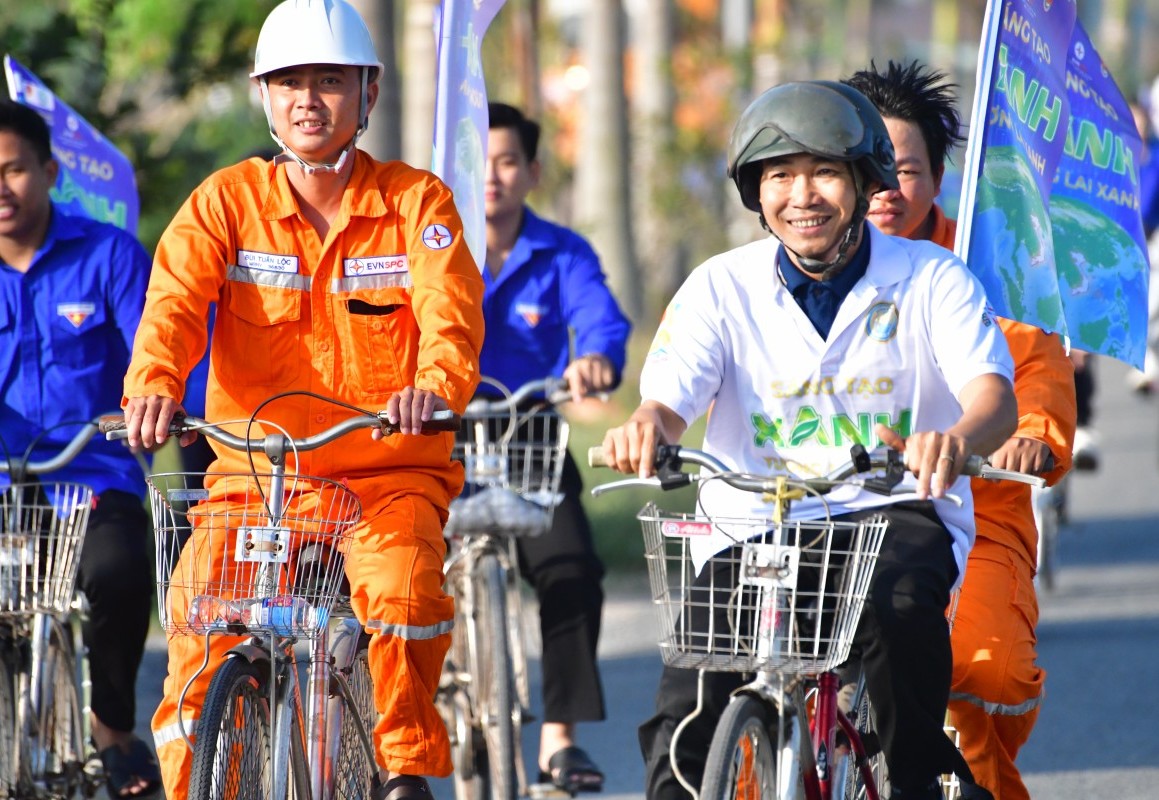Chùm ảnh các đơn vị EVNSPC sôi nổi hưởng ứng Chiến dịch Giờ Trái đất 2026
