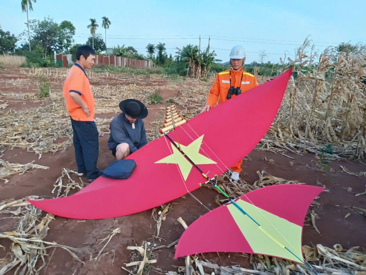 Thả diều gần lưới điện - Nguy cơ mất an toàn và bài toán ý thức cộng đồng