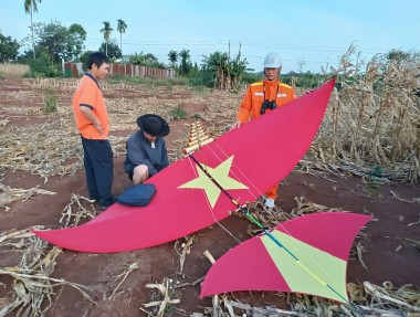Thả diều gần lưới điện - Nguy cơ mất an toàn và bài toán ý thức cộng đồng