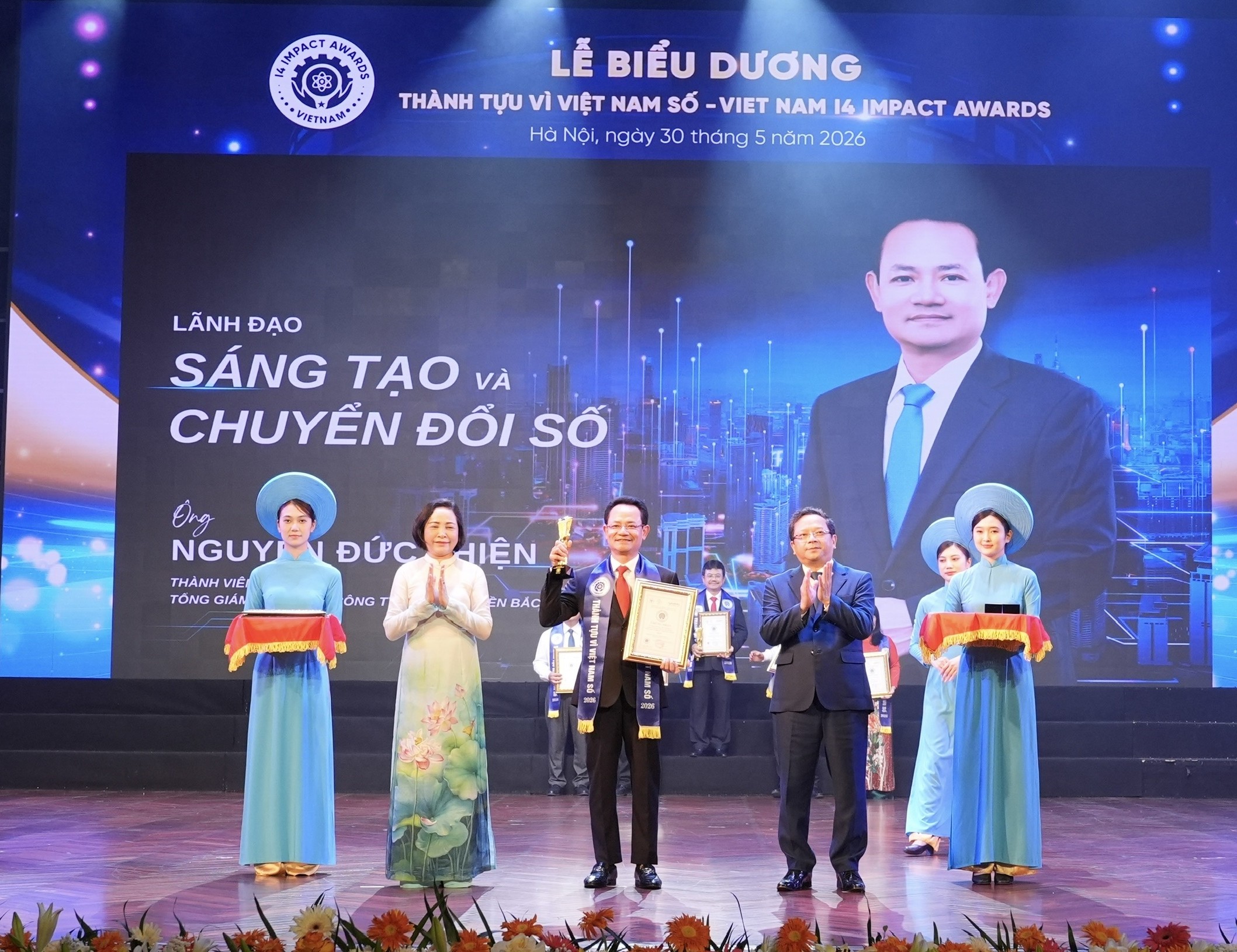 Tổng Giám đốc EVNNPC nhận giải thưởng ‘Lãnh đạo sáng tạo và chuyển đổi số’