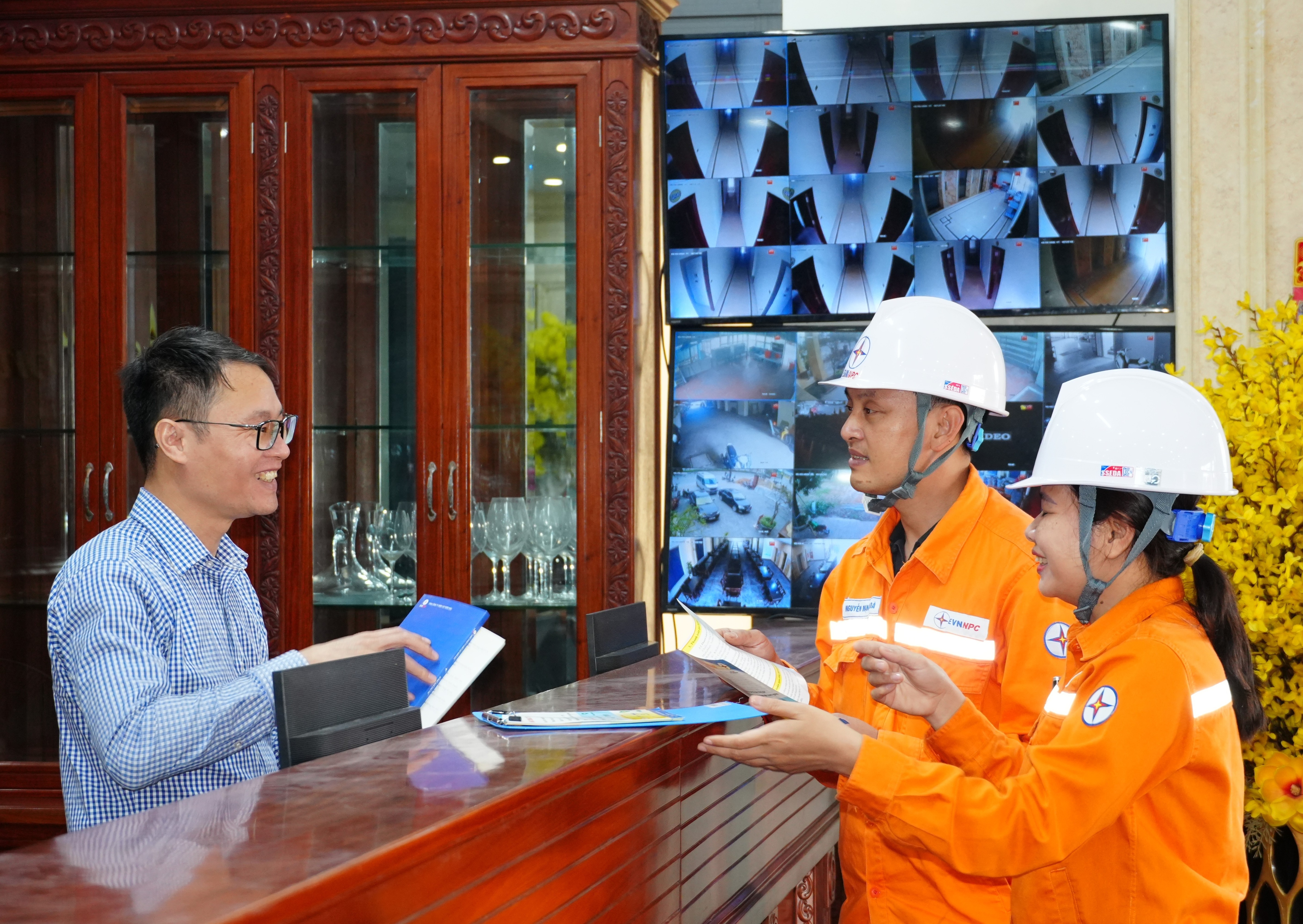 EVNNPC khuyến nghị sử dụng điện tiết kiệm, góp phần giảm áp lực phụ tải giờ cao điểm
