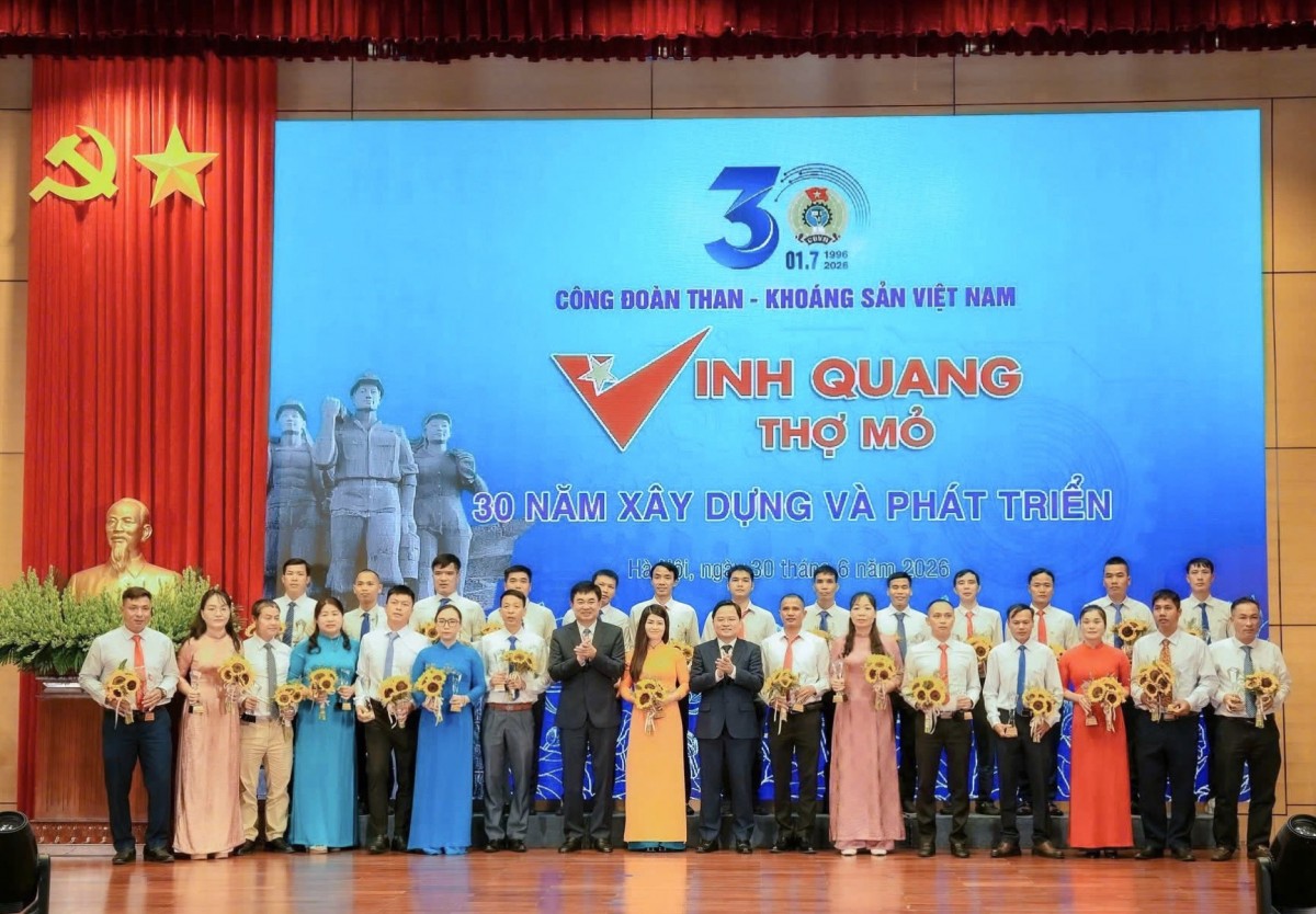 Nữ công nhân Quacontrol Bùi Thị Hương Giang được tuyên dương ‘Vinh quang thợ mỏ’