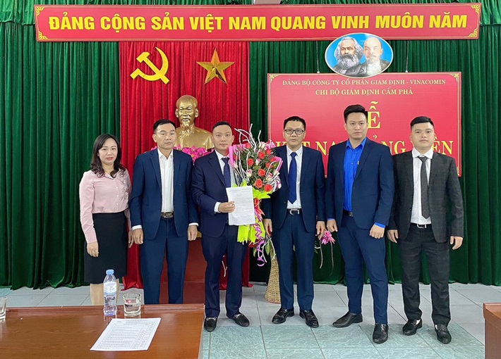 Đảng bộ Công ty Cổ phần Giám định - Vinacomin kết nạp đảng viên mới