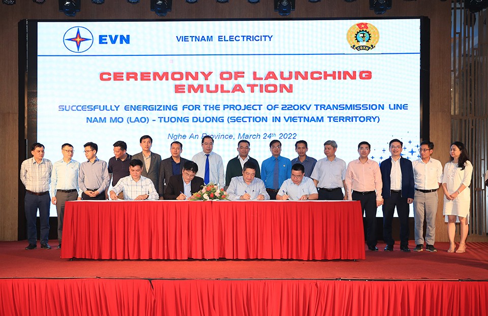 Thi đua hoàn thành công trình đường dây 220 kV Nậm Mô - Tương Dương