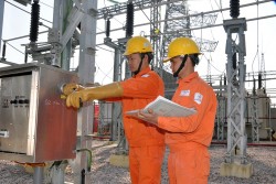 EVNHANOI tăng cường kiểm tra cấp điện dịp 30/4 và 1/5