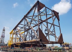 Hạ thủy thành công Chân đế giàn đầu giếng BK-21 mỏ Bạch Hổ
