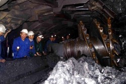 Vinacomin yêu cầu các đơn vị đẩy mạnh đào lò và bóc xúc đất đá