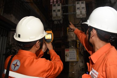 Thợ điện Thủ đô trong cao điểm nắng nóng