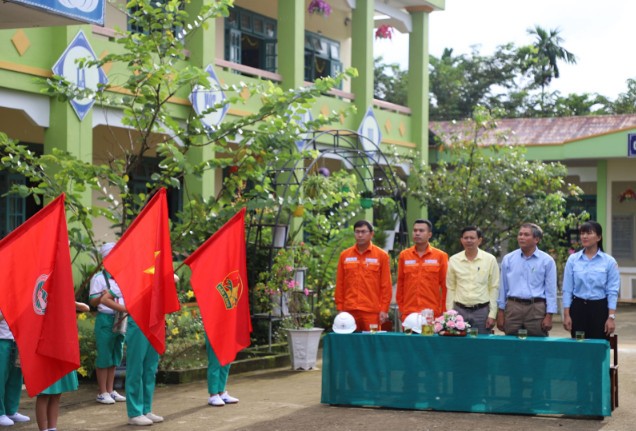 EVNGENCO1 tặng bể bơi di động phục vụ trẻ em miền núi Quảng Nam học bơi
