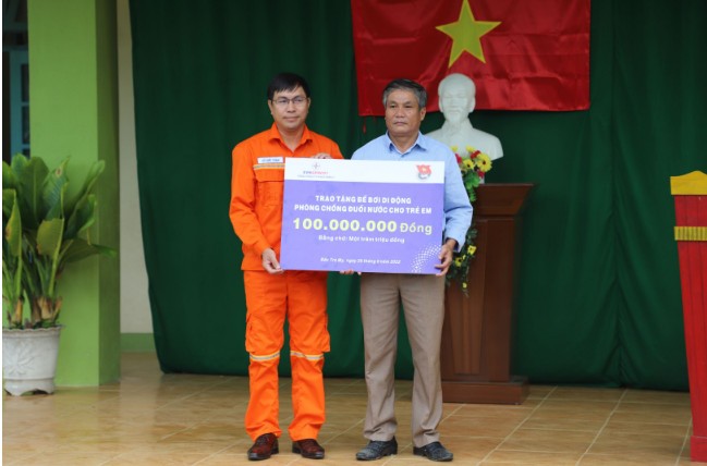 EVNGENCO1 tặng bể bơi di động phục vụ trẻ em miền núi Quảng Nam học bơi