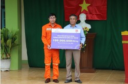 EVNGENCO1 tặng bể bơi di động phục vụ trẻ em miền núi Quảng Nam học bơi