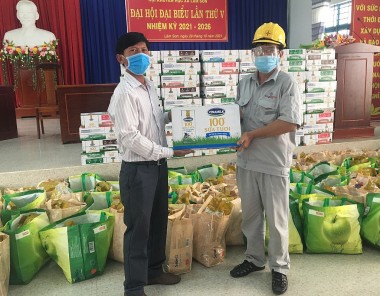 Công ty ĐHĐ trao 100 phần quà cho các gia đình cách ly bởi dịch Covid-19
