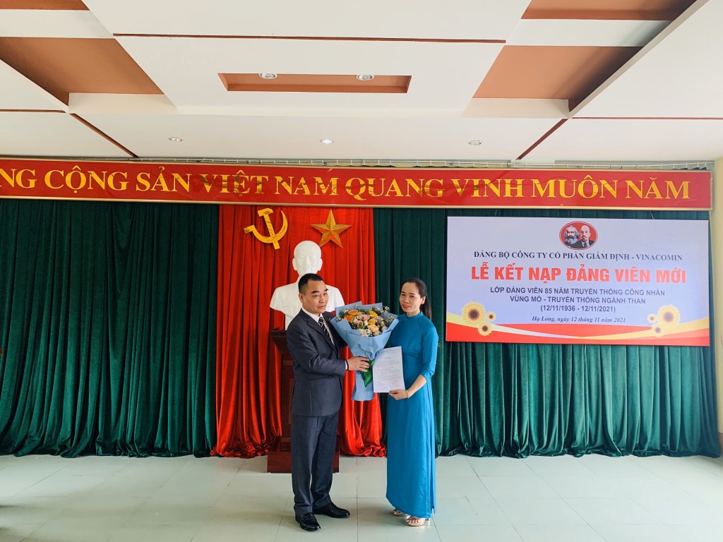Đảng bộ Công ty Cổ phần Giám định - Vinacomin kết nạp lớp đảng viên mới