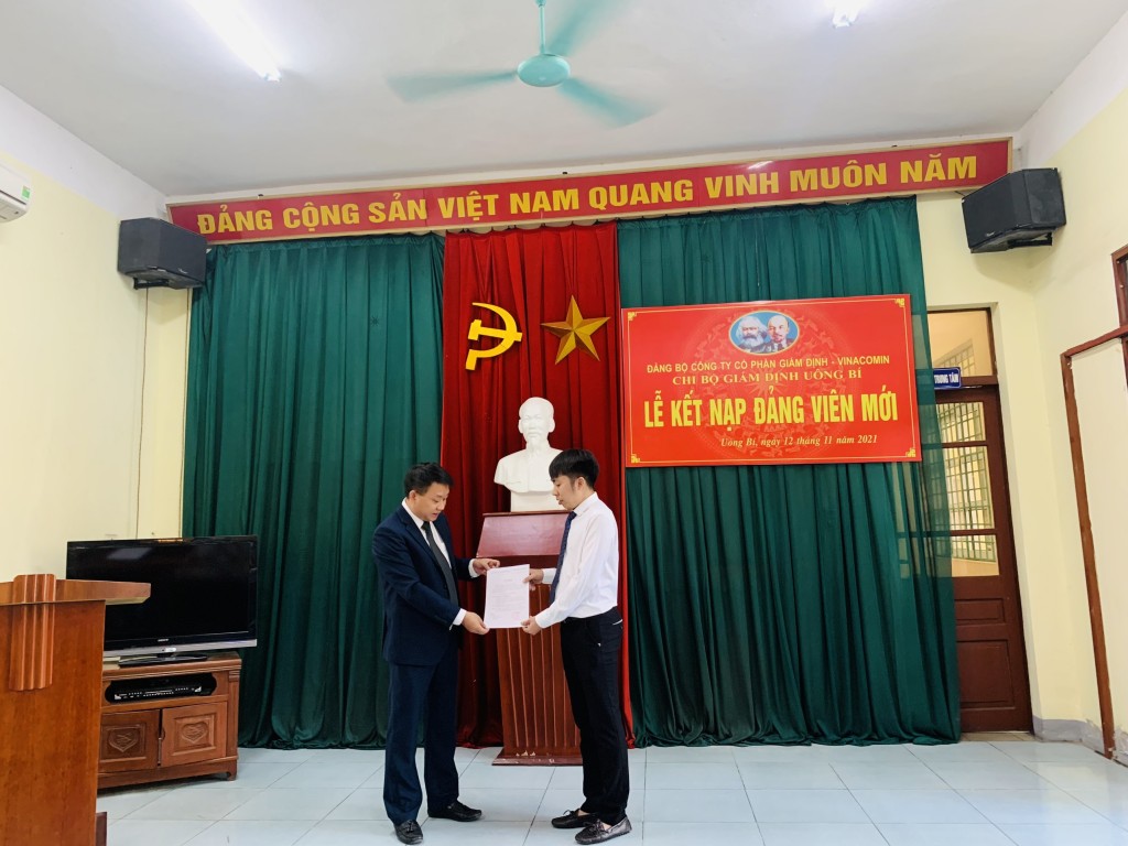 Đảng bộ Công ty Cổ phần Giám định - Vinacomin kết nạp lớp đảng viên mới