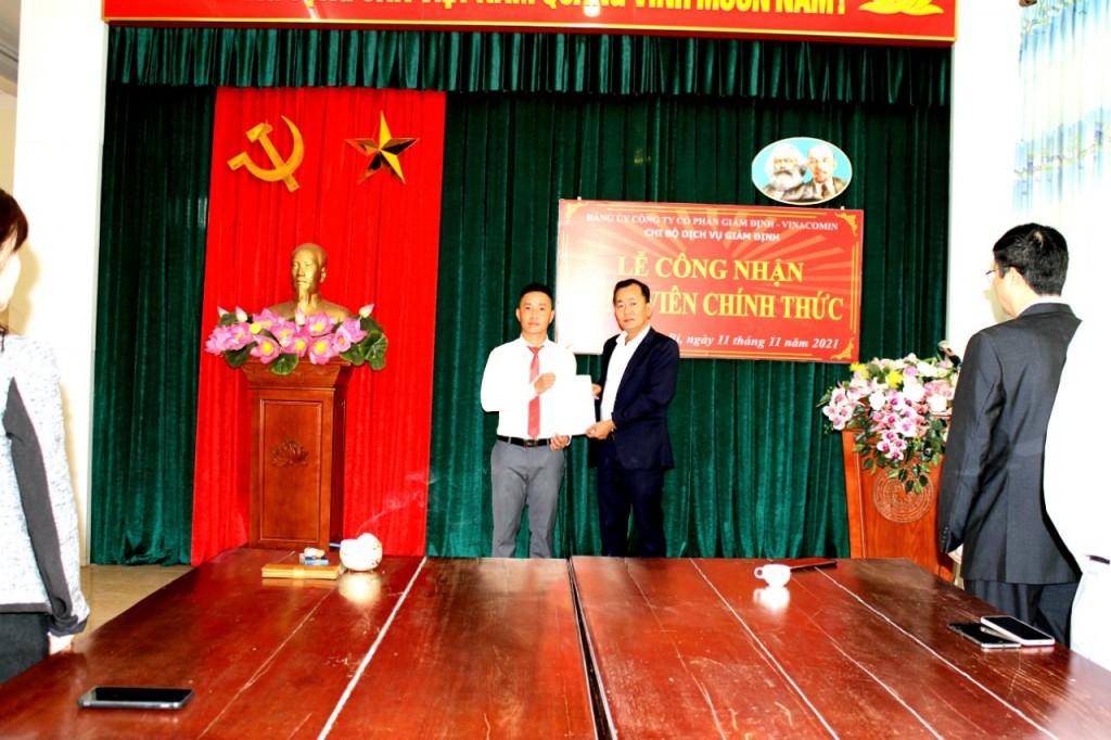 Đảng bộ Công ty Cổ phần Giám định - Vinacomin kết nạp lớp đảng viên mới