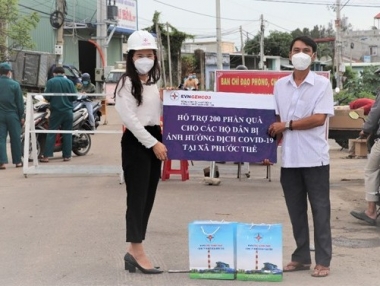 Nhiệt điện Vĩnh Tân tặng quà cho các hộ dân vùng bị phong tỏa do dịch Covid-19