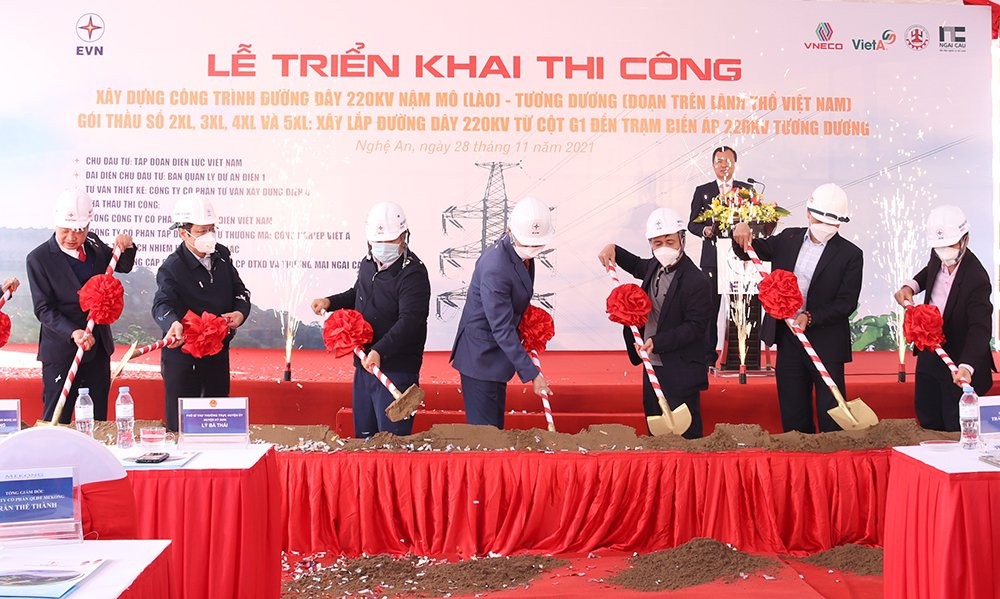 Triển khai thi công công trình đường dây 220 kV Nậm Mô - Tương Dương