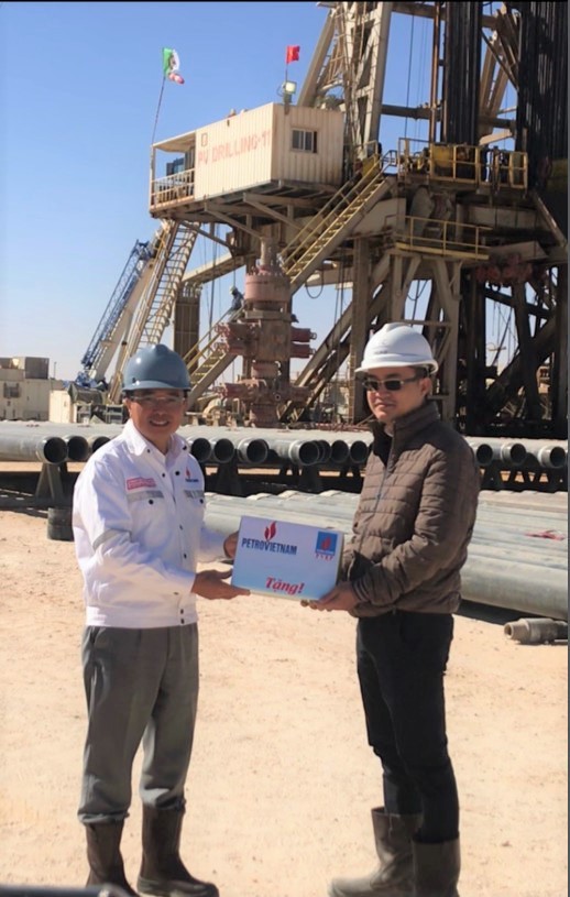 Chủ tịch HĐTV PVN thăm và làm việc tại giàn khoan PV DRILLING 11 ở Algeria