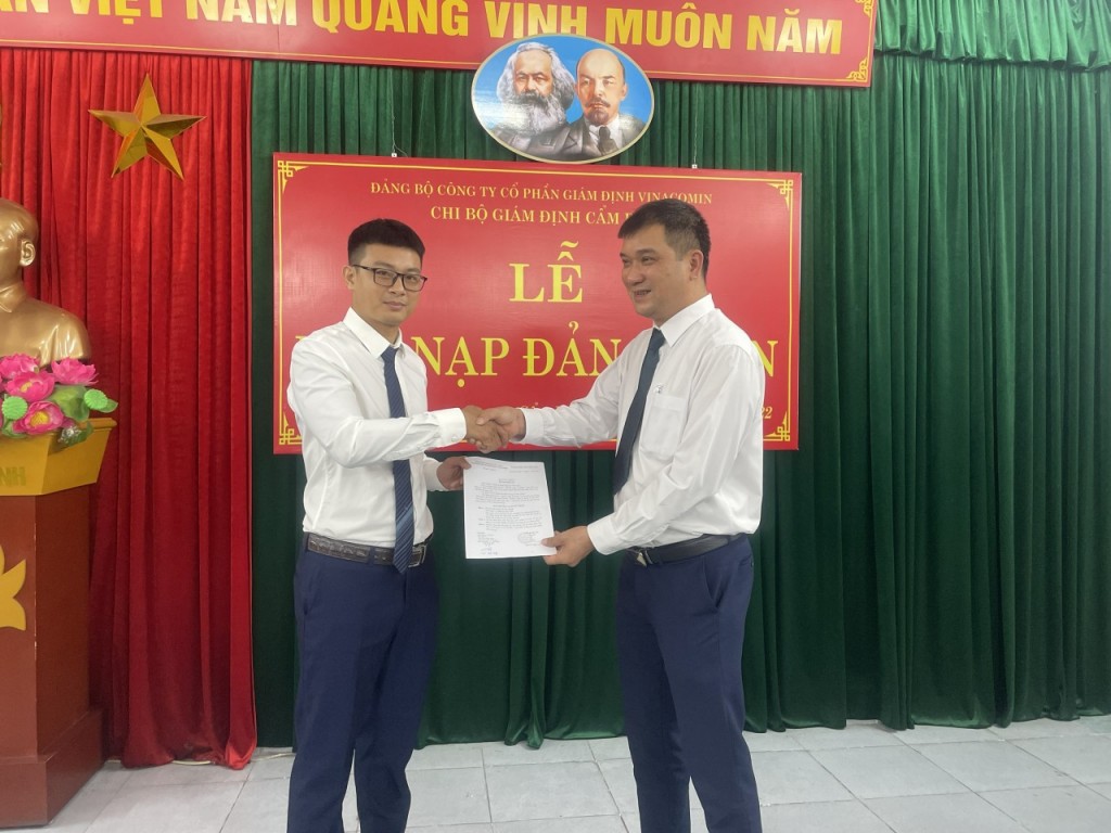 Đảng bộ Công ty Cổ phần Giám định - Vinacomin kết nạp thêm lớp đảng viên mới