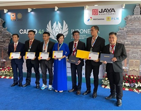 Kỹ sư EVNGENCO3 nhận Chứng chỉ kỹ sư chuyên nghiệp ASEAN năm 2023