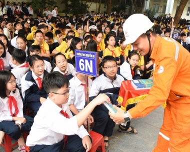 EVNHANOI lan tỏa việc sử dụng điện an toàn, tiết kiệm tới học sinh