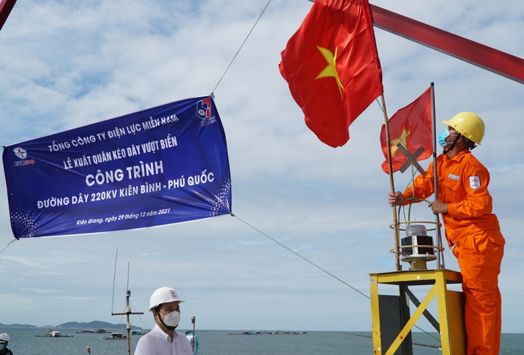 Bắt đầu kéo dây vượt biển công trình đường dây 220 kV Kiên Bình - Phú Quốc