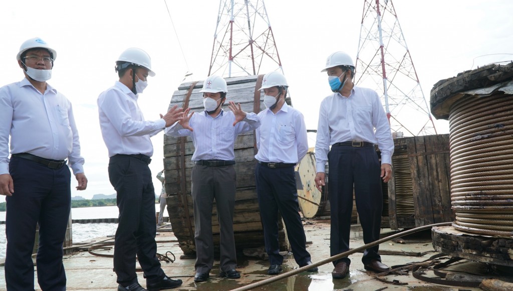 Bắt đầu kéo dây vượt biển công trình đường dây 220 kV Kiên Bình - Phú Quốc