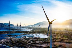 Tỷ lệ năng lượng tái tạo và số giờ vận hành HTĐ một số nước trong năm 2021