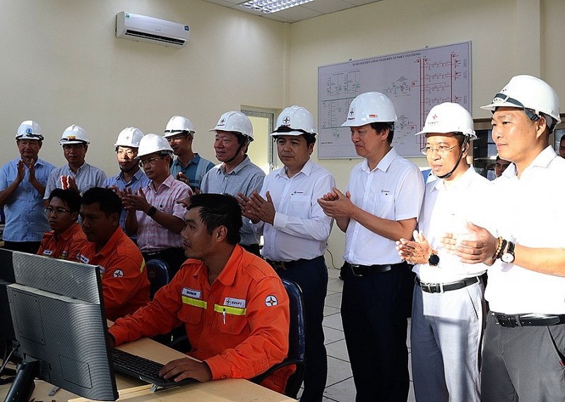 Đóng điện trạm biến áp 500kV Vân Phong và đấu nối (vượt tiến độ 27 ngày)