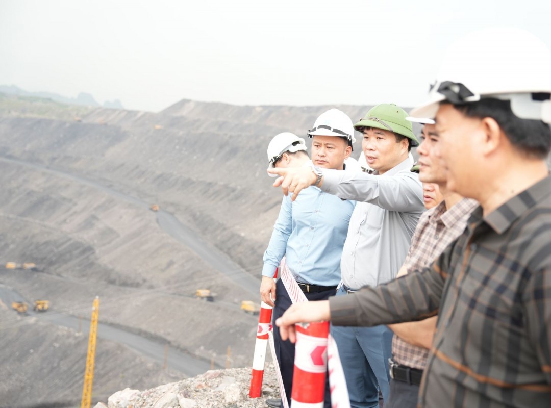 Lãnh đạo TKV kiểm tra sản xuất than lộ thiên và làm việc với Công ty CP Than Hà Tu