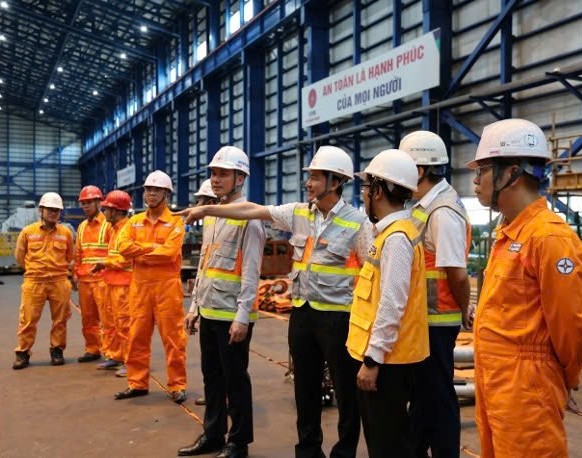 Lãnh đạo Công ty Nhiệt điện Mông Dương thăm hỏi lực lượng đại tu tổ máy S2 dịp lễ Quốc khánh 2/9