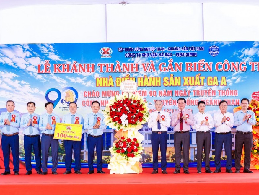Khánh thành và gắn biển công trình Nhà điều hành sản xuất Ga A - Công ty Kho vận Đá Bạc